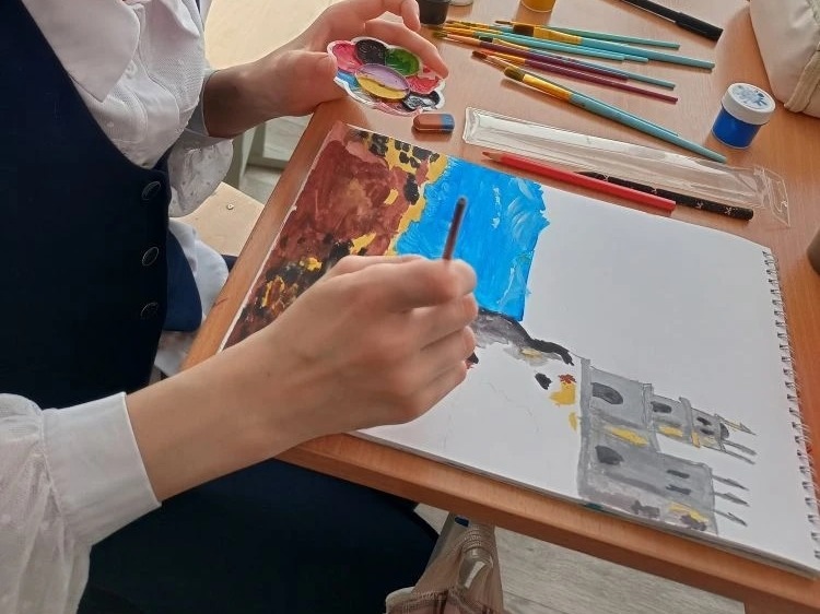 тематическая выставка рисунков «Крымская весна»..